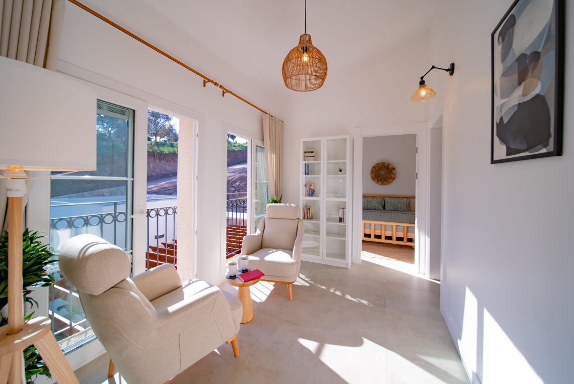 Bright and spacious sitting room with modern furnishings