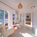 Bright and spacious sitting room with modern furnishings